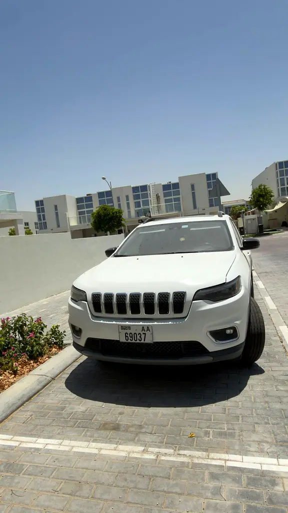 Jeep Cherokee 2022 — photo 1 of 9