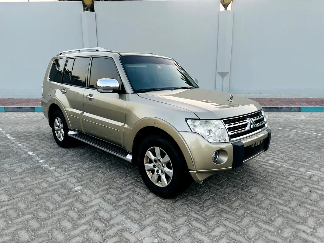 Mitsubishi Pajero 2011 — photo 1 of 14