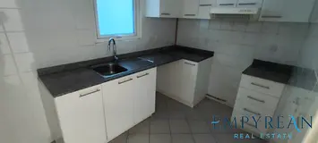 CLOSED KITCHEN | LAUNDRY ROOM / ONE BED ROOM HALL