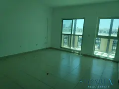 CLOSED KITCHEN | LAUNDRY ROOM / ONE BED ROOM HALL