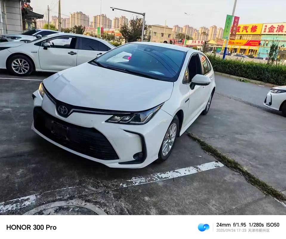 Toyota Corolla Cross 2022 — photo 1 of 6