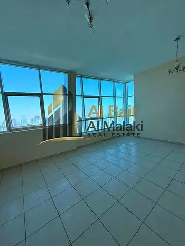 شقة ثلاث غرف وصالة واسعة في التعاون بإطلالة بحرية | غرفة خادمة | غرفة غسيل | خزائن بالحائط | باركن مجاني