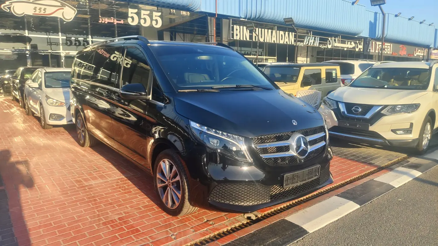 Mercedes-Benz V-Class 2023 — photo 1 of 8