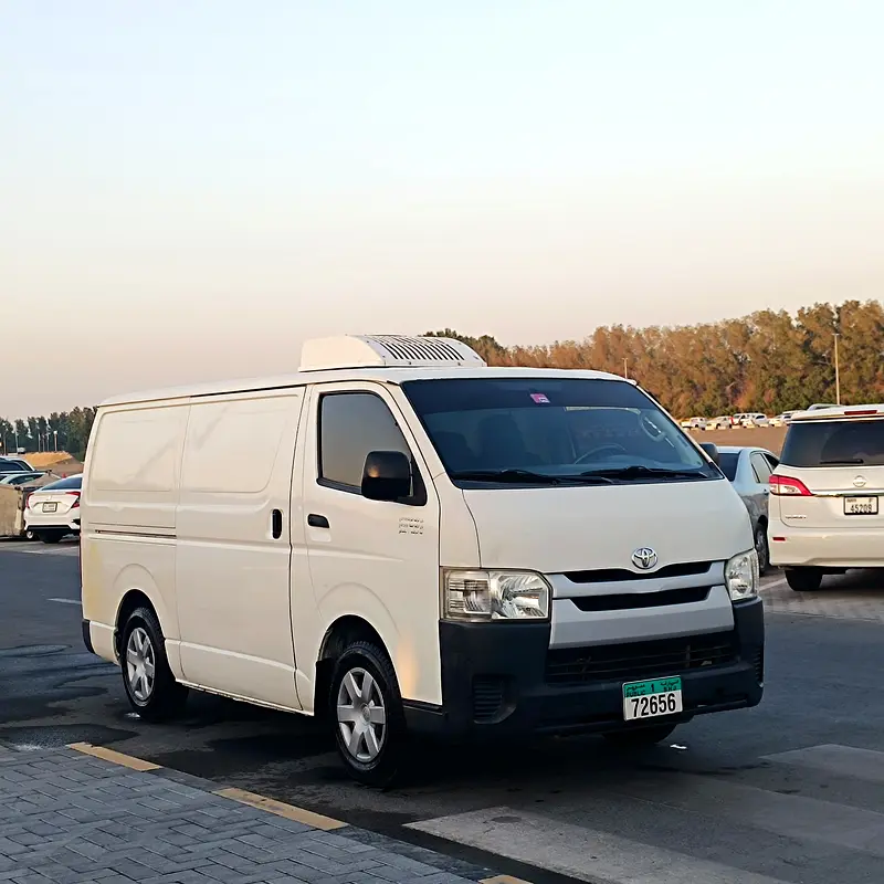 Toyota Hiace 2015 — photo 1 of 12