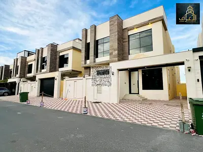 Prime location / Close to services / Registration and ownership fees included / 3 floors plus a roof