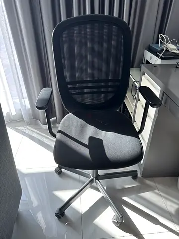 Ergonomic Mesh Office Chair with Adjustable Arms and Wheels