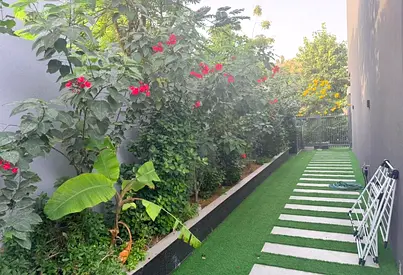 فرصة مميزة للسكن في أحد أرقى المشاريع السكنية في الشارقة، تاون هاوس زاوية (Corner Unit) مفروش بالكامل بأثاث عصري عالي الجودة، يوفر الخصوصية.