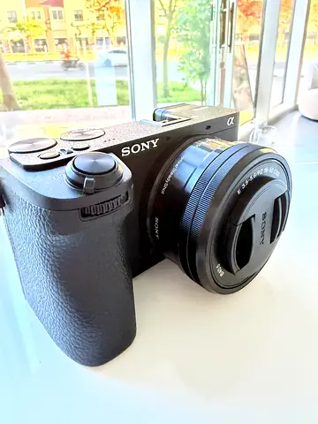 Sony mirrorless camera with 16mm pancake lens - perfect condition