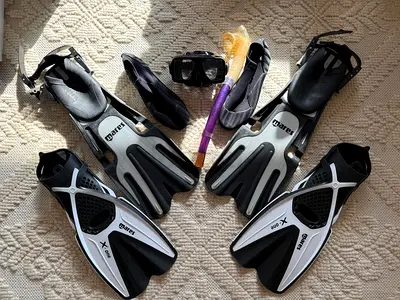 Full snorkeling kit with fins, mask, snorkel and booties - used