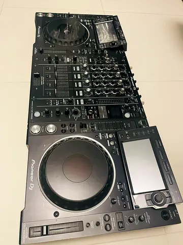 Pioneer CDJ 2000nxs2 with DJM 900 nexus2 DJ Mixer