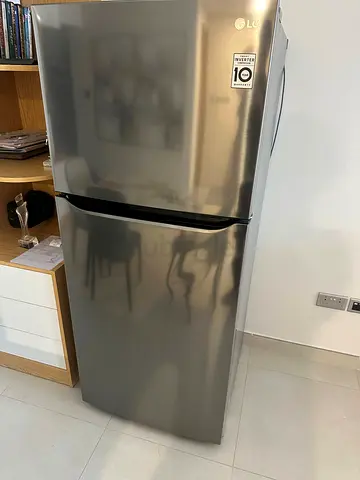 LG Refrigerator with Smart Inverter Compressor – Excellent Condition