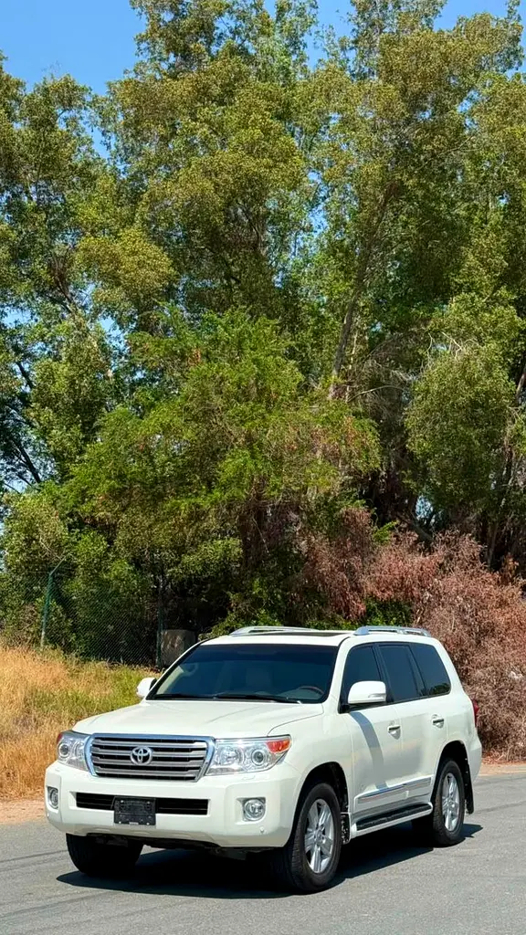 Toyota Land Cruiser 2013 — photo 1 of 18