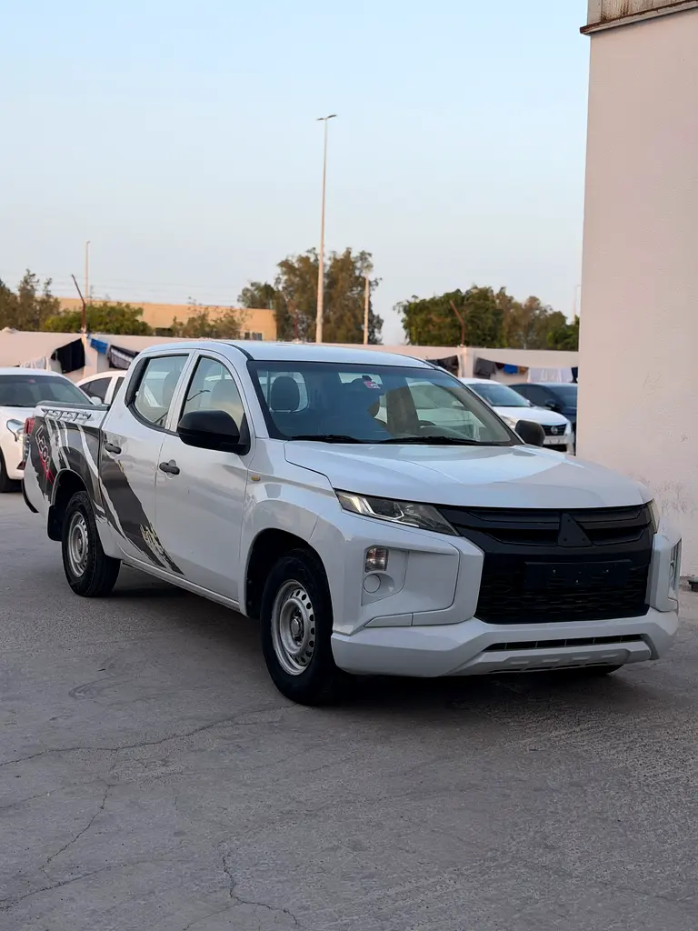 Mitsubishi L200 2019 — photo 1 of 9