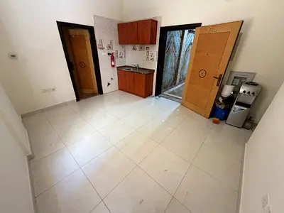 كورنيش عجمان استوديو طابق ارضي مساحة كبيرة تكييف مركزي مضيء بالكامل موقع خدمي سهل دبي والشارقة