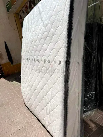 King size 180x200cm mattress with topper foam.  Same day delivery available