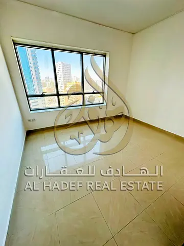 موقع استراتيجي على شارع الوحدة الرئيسي - شقة غرفتين وصالة بمواصفات ملكية "الغرفتين ماستر" للإيجار في المجاز 2، الشارقة إجمالي 3 حمامات - بلكونة وموزع