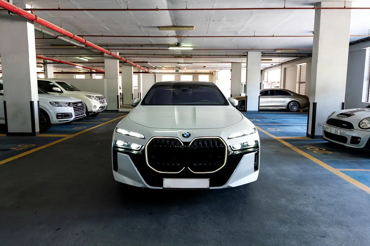BMW 7-Series 2025 — photo 1 of 16