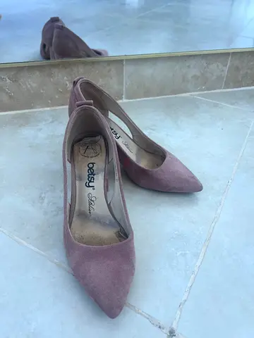 Used pink suede pointed toe low block heels – size 35, worn soles