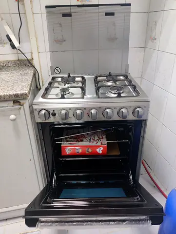 New stainless steel 4-burner gas cooker with grillings and ov- good working condition with warranty