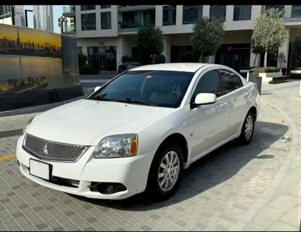Mitsubishi Galant 2012 — photo 1 of 3