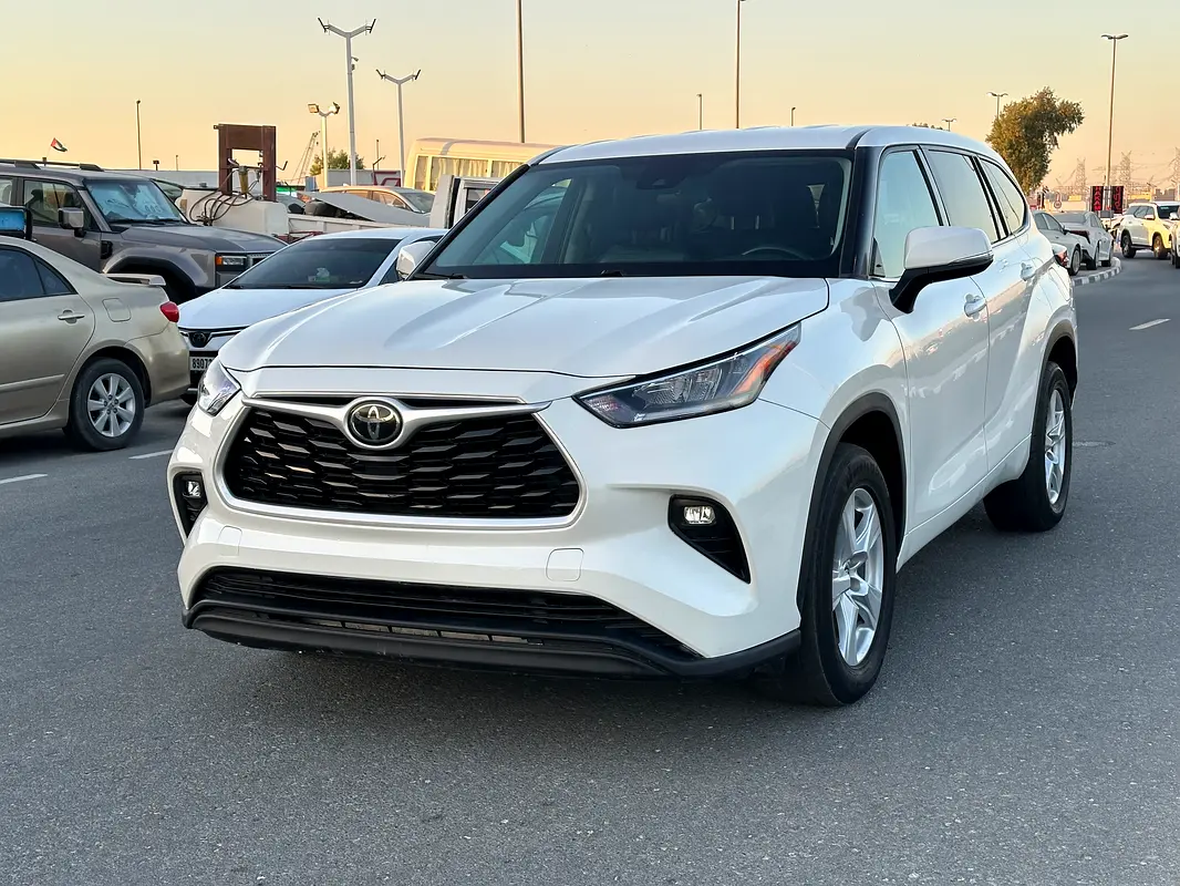 Toyota Highlander 2021 — photo 1 of 19