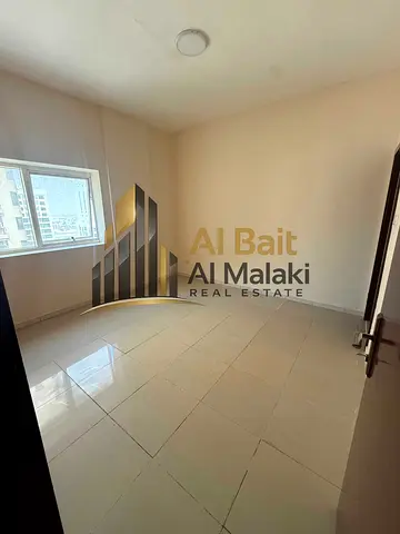 غرفة وصاله في النهده على مخرج دبي بخزائن بل حائط وحمامين وأطلاله مفتوحه