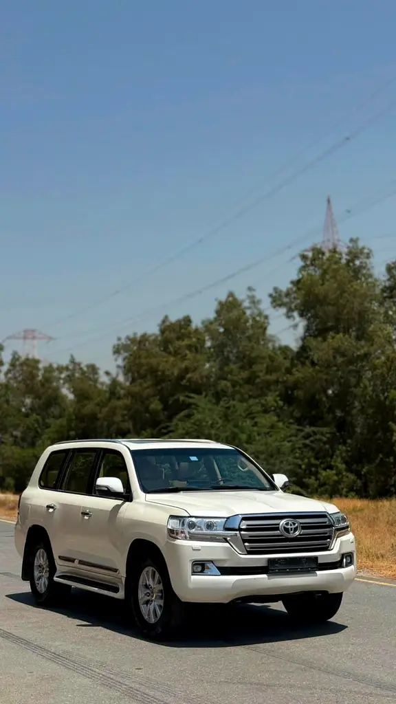 Toyota Land Cruiser 2016 — photo 1 of 19