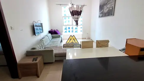 شقة للإيجار غرفة وصالة مع بلكونة وإطلالة مميزة وباركن مجاني وتكييف مركزي في سيتي تاور عجمان