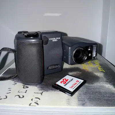 Nikon Coolpix 990-CCD Sensor (Rare Collectors Item)
