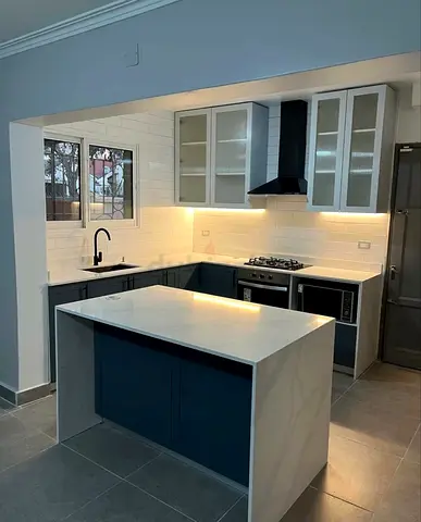 Modern L-shaped kitchen with island — used, good condition