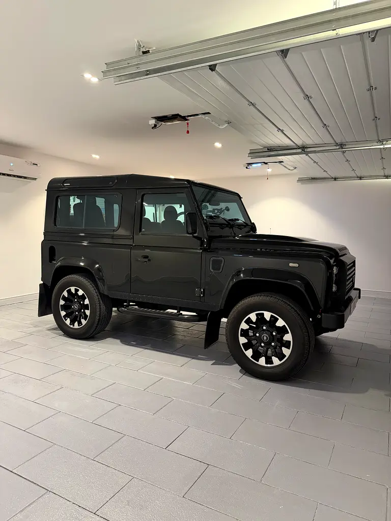 Land Rover Defender 2010 — photo 1 of 8