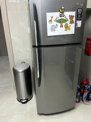 Used 190L Top-Freezer Refrigerator with Ice Maker and Vegetable Crisper - great Condition