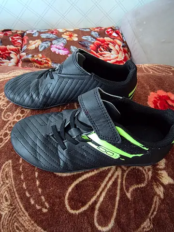 Black football sneakers with velcro strap - lightly used, size - 33