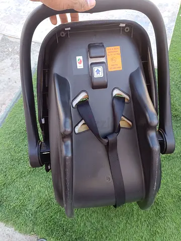 Baby infant car seat carrier (rear-facing) - used