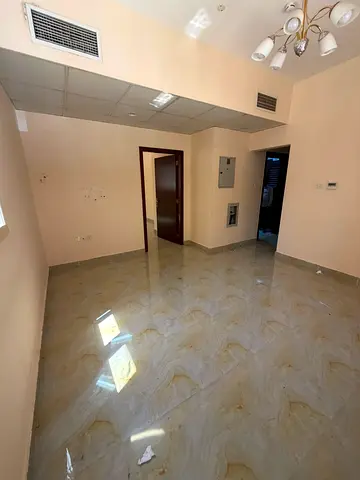 📣 Annual rental in Sharjah – Al Khan area 🏡 One-bedroom apartment with a living room in a prime location close to Afamia and Gala Market 🚿 Bathroom