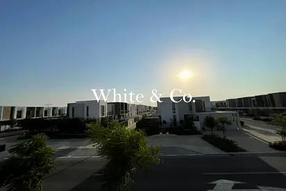 Opposite Pool | Corner Unit | Spring R3