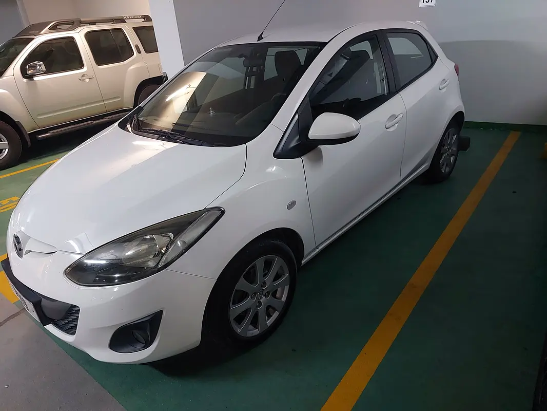 Mazda 2 2013 — photo 1 of 5