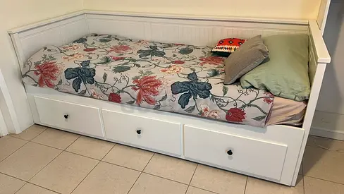 White wooden daybed with 3 under-bed drawers - good condition