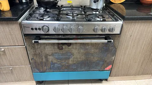 Gas oven, good in condition