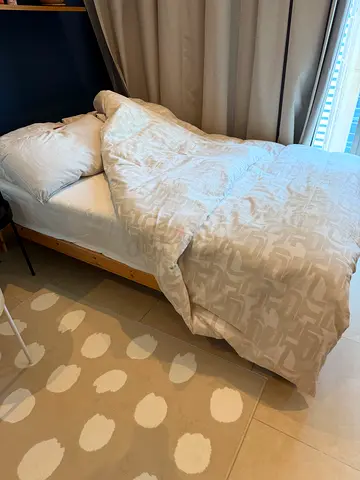Bed frame + mattress + mattress toper