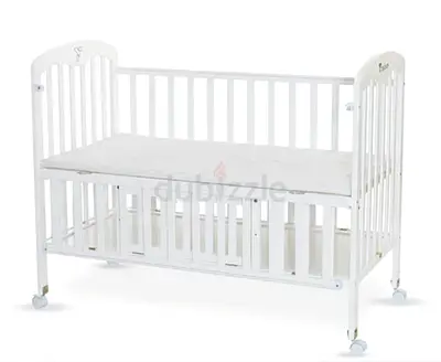 White Wooden Baby Crib with Adjustable Mattress and height for two level  with Wheels