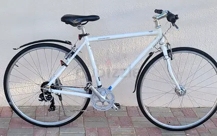 White hybrid city bike - lightweight frame, 21-speed, includes mudguards