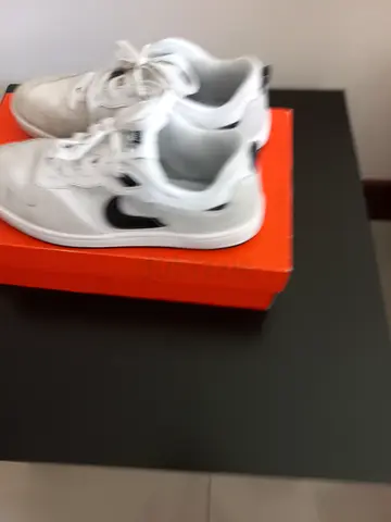 Sports shoes
