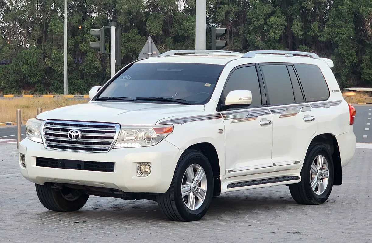Toyota Land Cruiser 2011 — photo 1 of 18