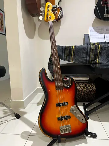 Electric bass model Jaco Pastorius fretless perfect conditions factory relic ( vintage )