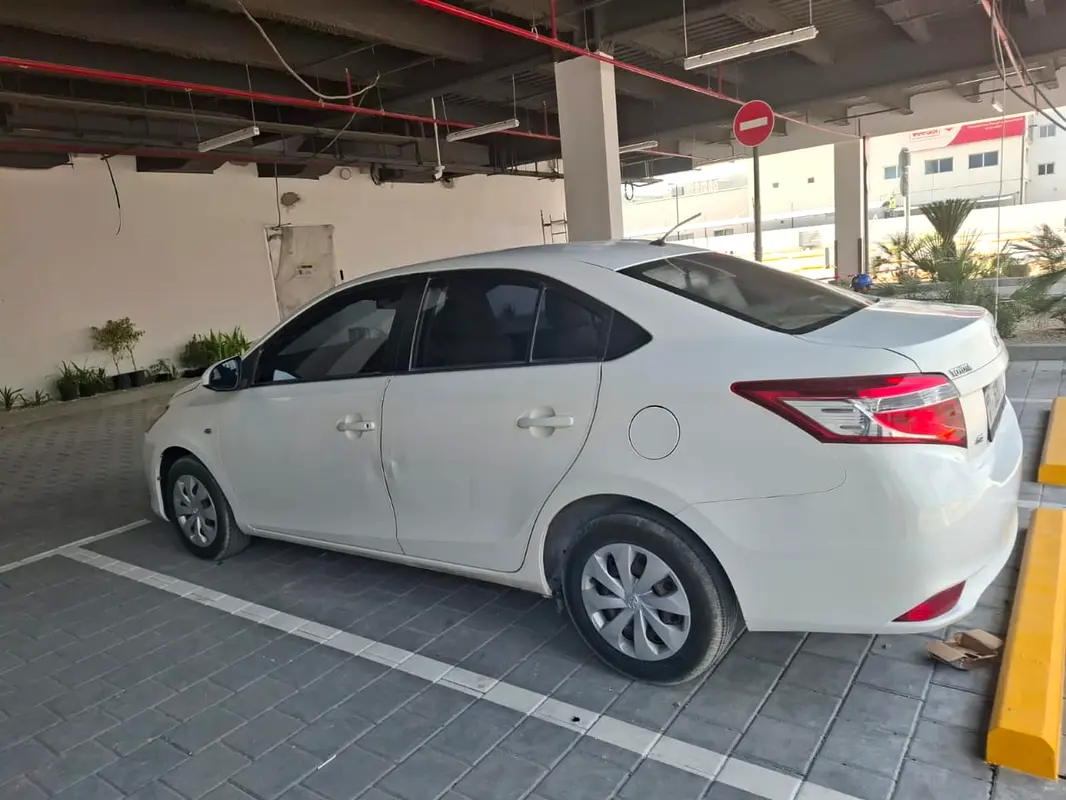 Toyota Yaris 2015 — photo 1 of 4