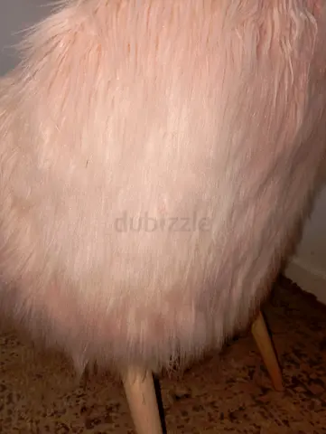 Selling a beautiful and stylish Faux-Fur Accent Chair in a lovely dusty pink/blush color. It featur