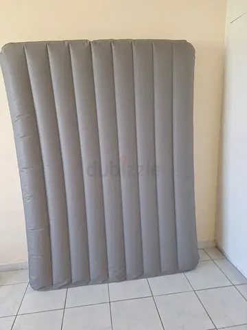 Used inflatable air mattress / air bed - single/queen (good condition)