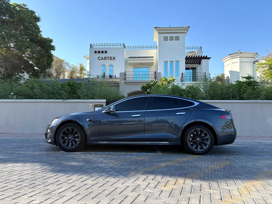 Tesla Model S 2018 — photo 1 of 20