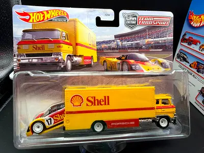 Hot Wheels Premium Porsche Team Transport Shell Truck with Race Car - New